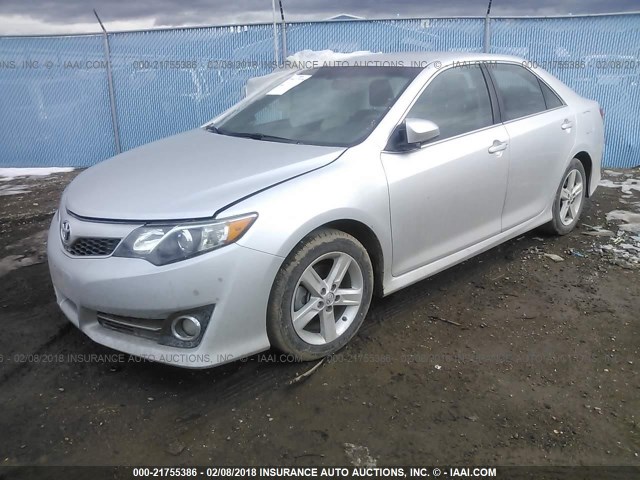 4T1BF1FK8EU410384 - 2014 TOYOTA CAMRY L/SE/LE/XLE SILVER photo 2