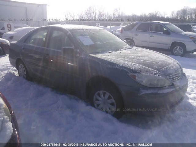 4T1BE32K05U612835 - 2005 TOYOTA CAMRY LE/XLE/SE GRAY photo 1
