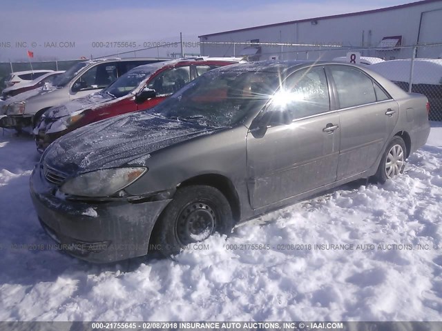 4T1BE32K05U612835 - 2005 TOYOTA CAMRY LE/XLE/SE GRAY photo 2