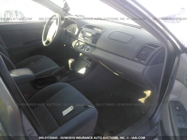4T1BE32K05U612835 - 2005 TOYOTA CAMRY LE/XLE/SE GRAY photo 5