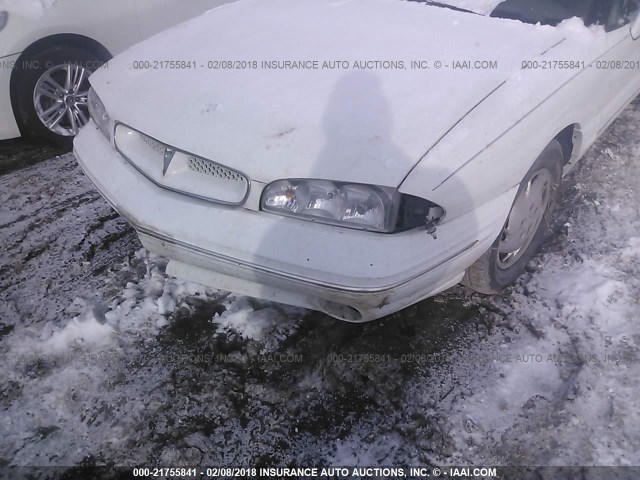 1G2HX52K4WH201411 - 1998 PONTIAC BONNEVILLE SE WHITE photo 6