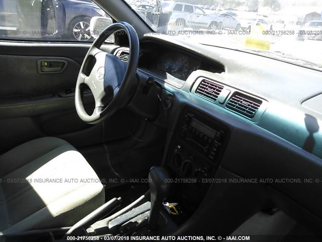 4T1BG22KX1U764099 - 2001 TOYOTA CAMRY CE/LE/XLE თეთრი ფოტო 5