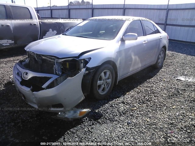 4T4BF3EK1AR056821 - 2010 TOYOTA CAMRY SE/LE/XLE Серебристый фото 2