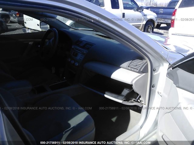 4T4BF3EK1AR056821 - 2010 TOYOTA CAMRY SE/LE/XLE Серебристый фото 5