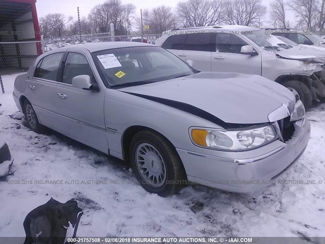 1LNHM83W5YY935156 - 2000 LINCOLN TOWN CAR CARTIER SILVER photo 1