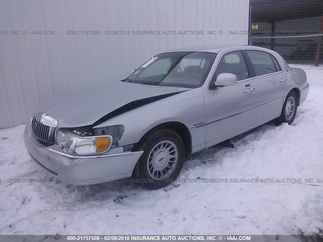 1LNHM83W5YY935156 - 2000 LINCOLN TOWN CAR CARTIER SILVER photo 2