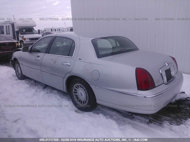 1LNHM83W5YY935156 - 2000 LINCOLN TOWN CAR CARTIER SILVER photo 3