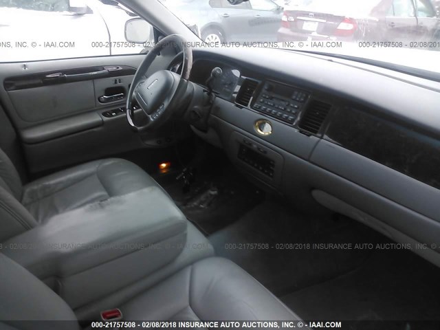 1LNHM83W5YY935156 - 2000 LINCOLN TOWN CAR CARTIER 银色 照片 5
