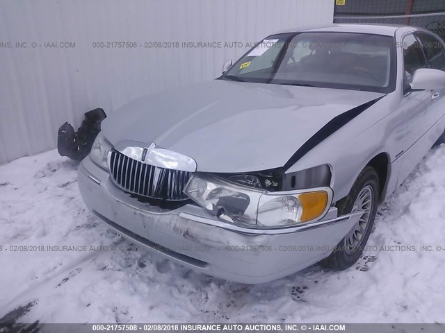 1LNHM83W5YY935156 - 2000 LINCOLN TOWN CAR CARTIER 银色 照片 6