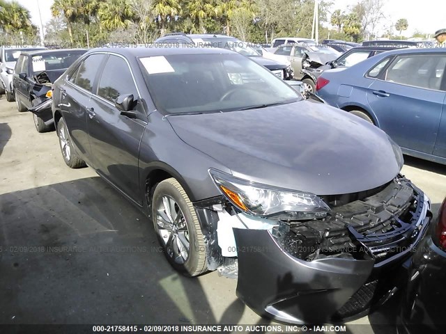 4T1BF1FK4HU799285 - 2017 TOYOTA CAMRY LE/XLE/SE/XSE GRAY photo 1