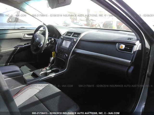 4T1BF1FK4HU799285 - 2017 TOYOTA CAMRY LE/XLE/SE/XSE GRAY photo 5