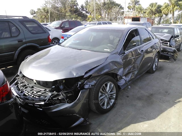 4T1BF1FK4HU799285 - 2017 TOYOTA CAMRY LE/XLE/SE/XSE GRAY photo 6