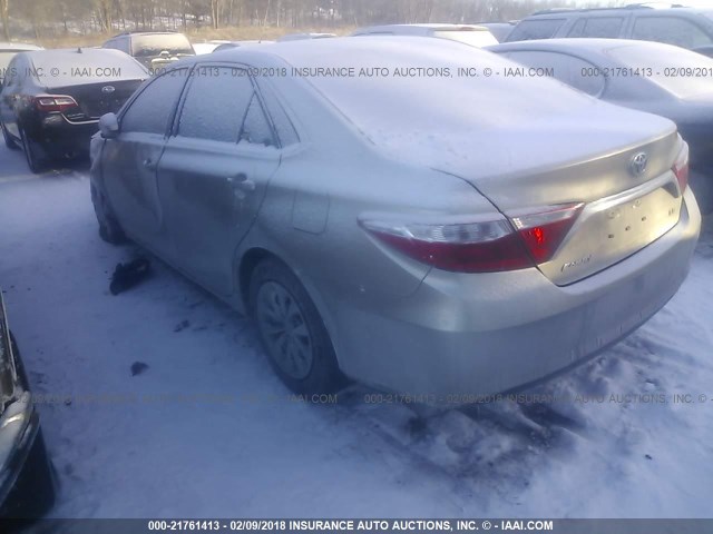 4T4BF1FK2GR526110 - 2016 TOYOTA CAMRY LE/XLE/SE/XSE თაფლისფერი ფოტო 3