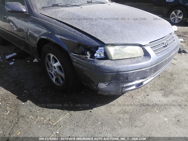 JT2BF22K6V0040309 - 1997 TOYOTA CAMRY LE/XLE GRAY photo 6