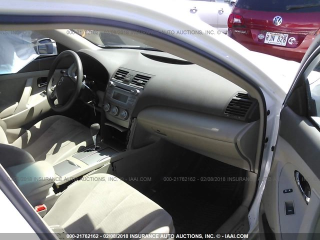 4T4BF3EK1BR219193 - 2011 TOYOTA CAMRY SE/LE/XLE WHITE photo 5