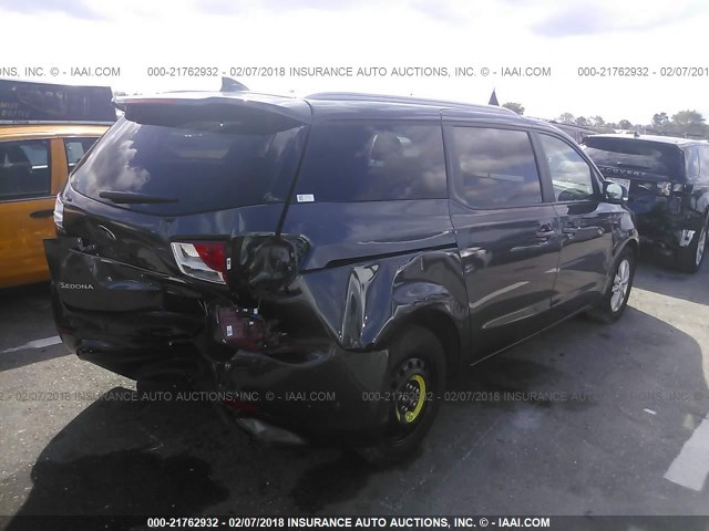 KNDMB5C18H6283219 - 2017 KIA SEDONA LX GRAY photo 4