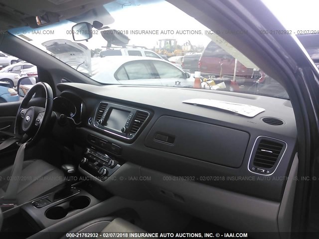 KNDMB5C18H6283219 - 2017 KIA SEDONA LX GRAY photo 5