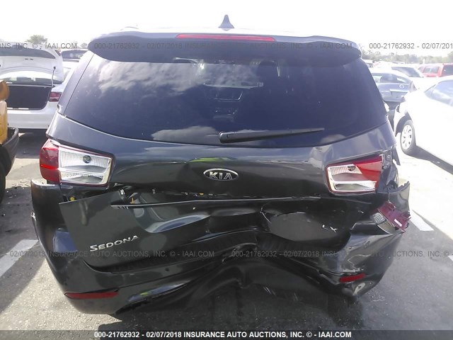 KNDMB5C18H6283219 - 2017 KIA SEDONA LX GRAY photo 6