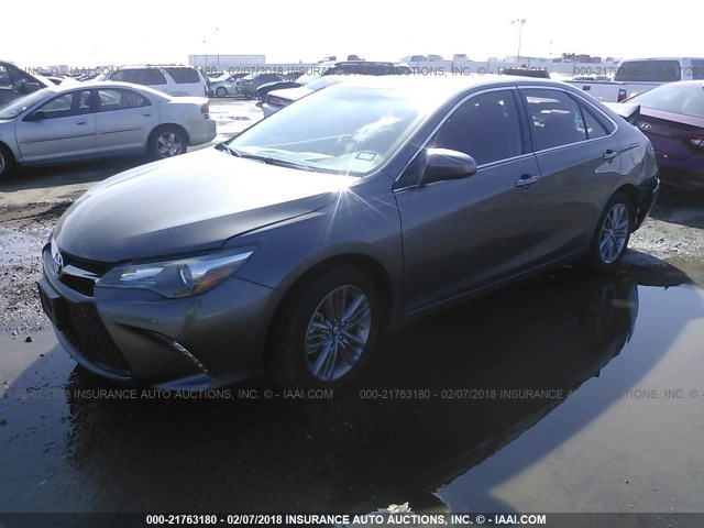 4T1BF1FK9HU404677 - 2017 TOYOTA CAMRY LE/XLE/SE/XSE Schwarz Foto 2