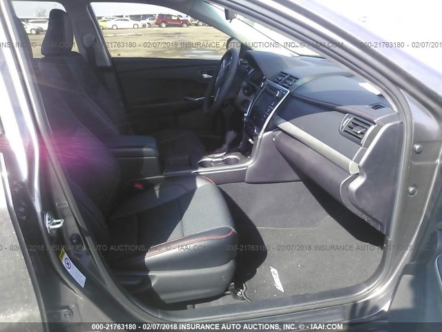 4T1BF1FK9HU404677 - 2017 TOYOTA CAMRY LE/XLE/SE/XSE Schwarz Foto 5