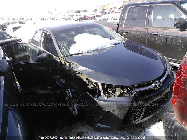 4T1BF1FK8FU057517 - 2015 TOYOTA CAMRY LE/XLE/SE/XSE ნაცრისფერი ფოტო 1