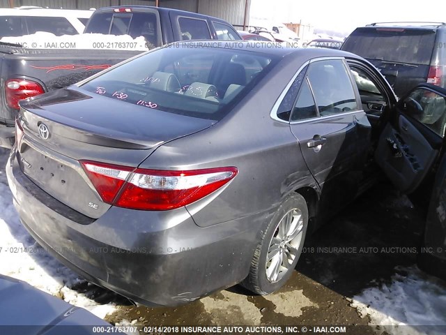 4T1BF1FK8FU057517 - 2015 TOYOTA CAMRY LE/XLE/SE/XSE ნაცრისფერი ფოტო 4