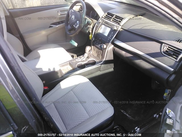 4T1BF1FK8FU057517 - 2015 TOYOTA CAMRY LE/XLE/SE/XSE ნაცრისფერი ფოტო 5