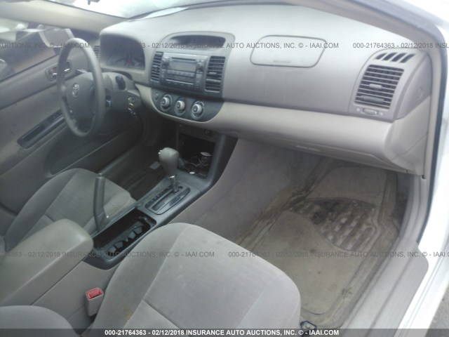 4T1BE30K85U536283 - 2005 TOYOTA CAMRY LE/XLE/SE თეთრი ფოტო 5
