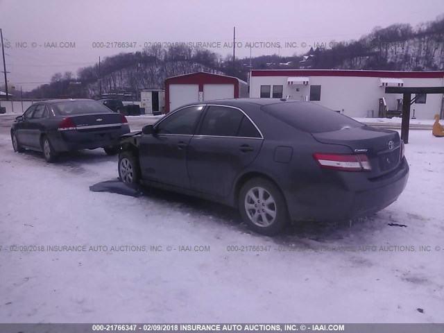 4T1BF3EK3BU690496 - 2011 TOYOTA CAMRY SE/LE/XLE ნაცრისფერი ფოტო 3