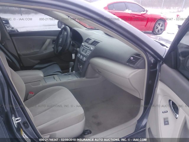 4T1BF3EK3BU690496 - 2011 TOYOTA CAMRY SE/LE/XLE ნაცრისფერი ფოტო 5