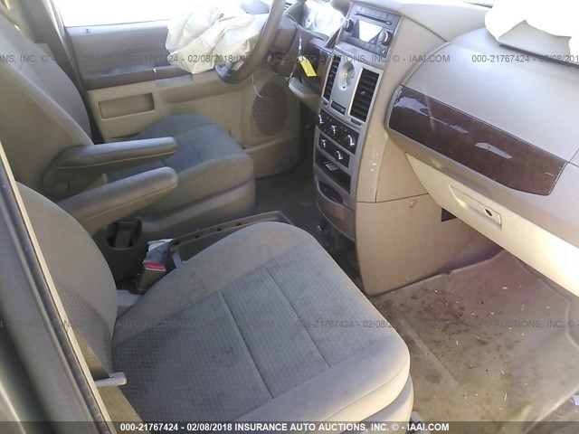 2A4RR4DEXAR304853 - 2010 CHRYSLER TOWN & COUNTRY LX GRAY photo 5