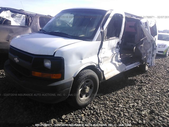 1GCFG15X941144339 - 2004 CHEVROLET EXPRESS G1500  WHITE photo 2