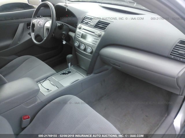 4T1BF3EK7BU191037 - 2011 TOYOTA CAMRY SE/LE/XLE SILVER photo 5