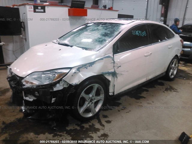 1FAHP3J21CL188942 - 2012 FORD FOCUS TITANIUM WHITE photo 2