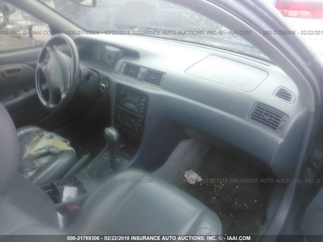 4T1BF28K8WU055317 - 1998 TOYOTA CAMRY CE/LE/XLE 灰色 照片 5
