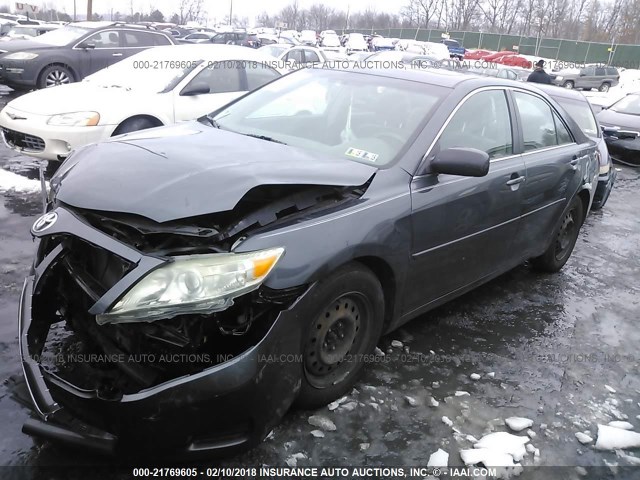 4T1BK3EK2BU124907 - 2011 TOYOTA CAMRY SE/LE/XLE SILVER photo 2