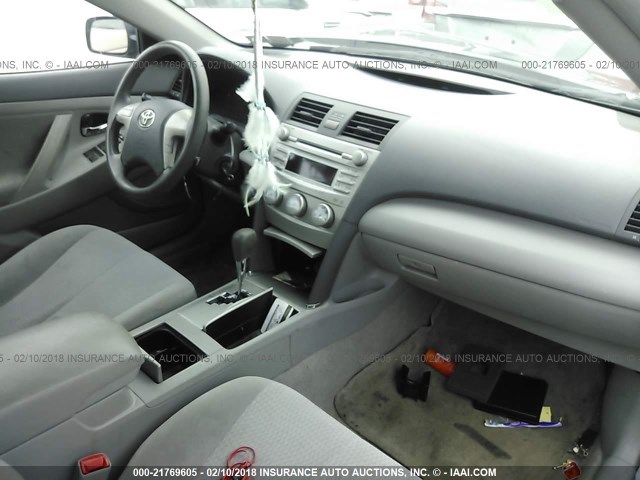 4T1BK3EK2BU124907 - 2011 TOYOTA CAMRY SE/LE/XLE SILVER photo 5