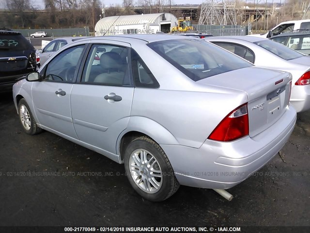 1FAFP34N87W112006 - 2007 FORD FOCUS ZX4/S/SE/SES SILVER photo 3