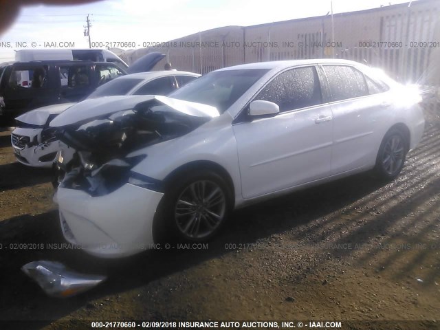 4T1BF1FK4FU111573 - 2015 TOYOTA CAMRY LE/XLE/SE/XSE WHITE photo 2
