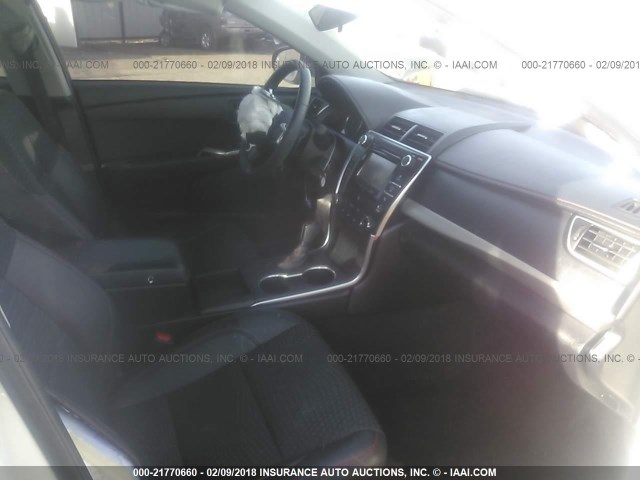 4T1BF1FK4FU111573 - 2015 TOYOTA CAMRY LE/XLE/SE/XSE WHITE photo 5