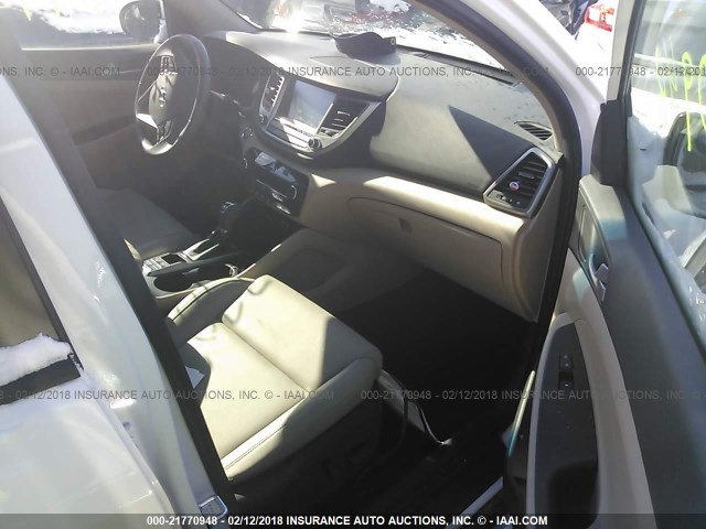 KM8J3CA45HU407424 - 2017 HYUNDAI TUCSON LIMITED/SPORT AND ECO/SE WHITE photo 5