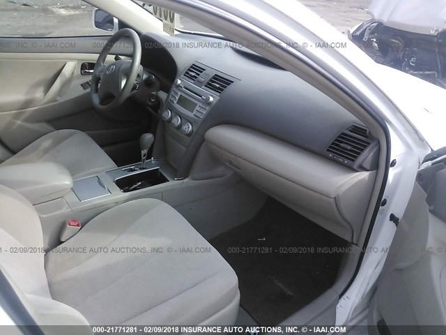 4T1BF3EK6BU587234 - 2011 TOYOTA CAMRY SE/LE/XLE WHITE photo 5