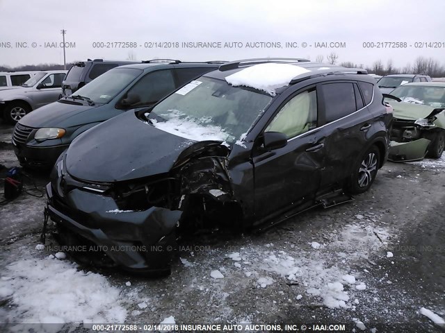 JTMBFREV1HJ127586 - 2017 TOYOTA RAV4 LE Մոխրագույն լուսանկար 2