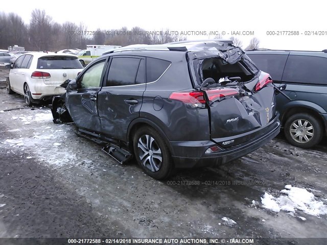JTMBFREV1HJ127586 - 2017 TOYOTA RAV4 LE Մոխրագույն լուսանկար 3