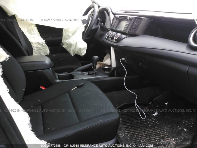 JTMBFREV1HJ127586 - 2017 TOYOTA RAV4 LE Մոխրագույն լուսանկար 5