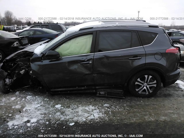 JTMBFREV1HJ127586 - 2017 TOYOTA RAV4 LE Մոխրագույն լուսանկար 6