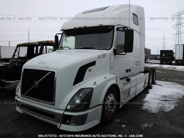 4V4NC9GH28N482647 - 2008 VOLVO VN L WHITE photo 2