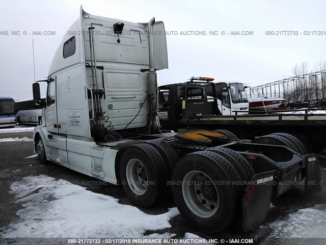 4V4NC9GH28N482647 - 2008 VOLVO VN L WHITE photo 3