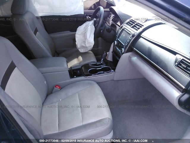 4T1BF1FK6EU803977 - 2014 TOYOTA CAMRY L/SE/LE/XLE 蓝色 照片 5