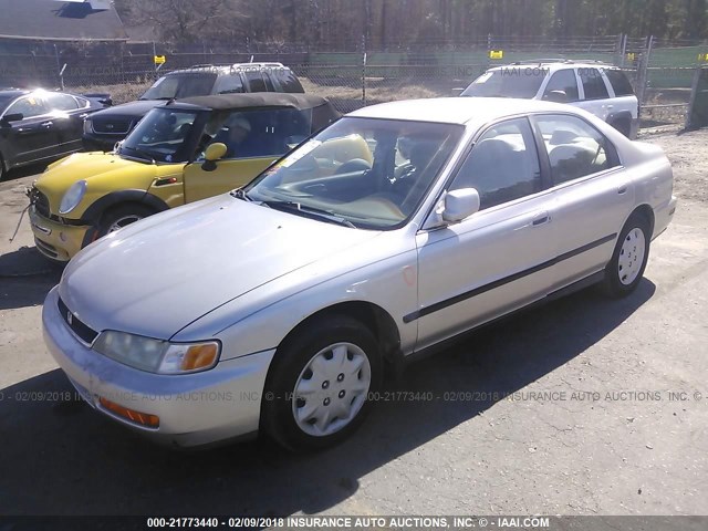 1HGCD5639TA297494 - 1996 HONDA ACCORD LX/EX SILVER photo 2